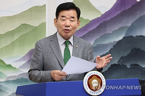 김진표 국회의장이 26일 오전 서울 여의도 국회의장실에서 연금개혁과 관련해 기자간담회를 갖고 있다.  연합뉴스